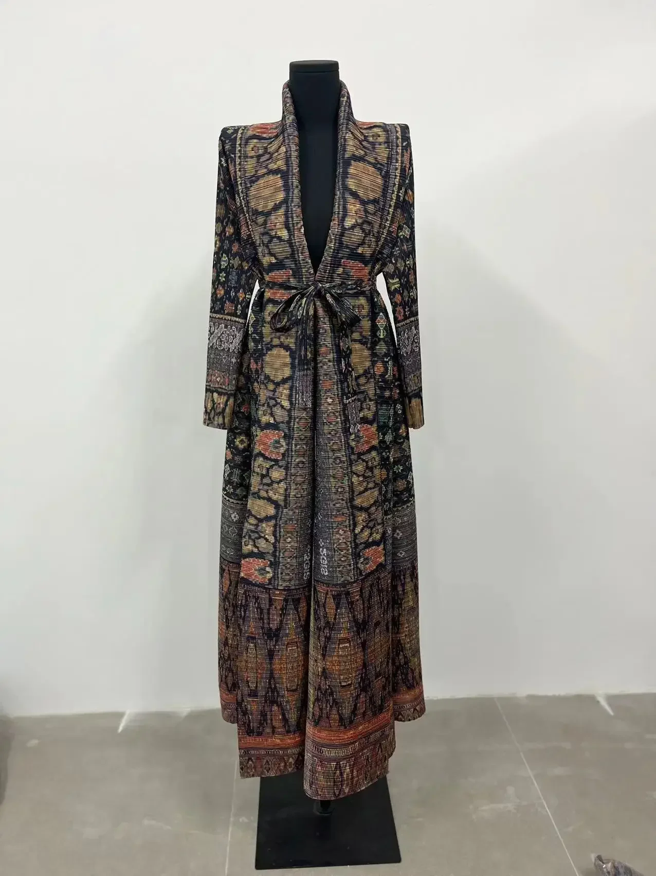 Miyake Pleated Print Foldable  - đánh giá và giá Trench Coat Formal