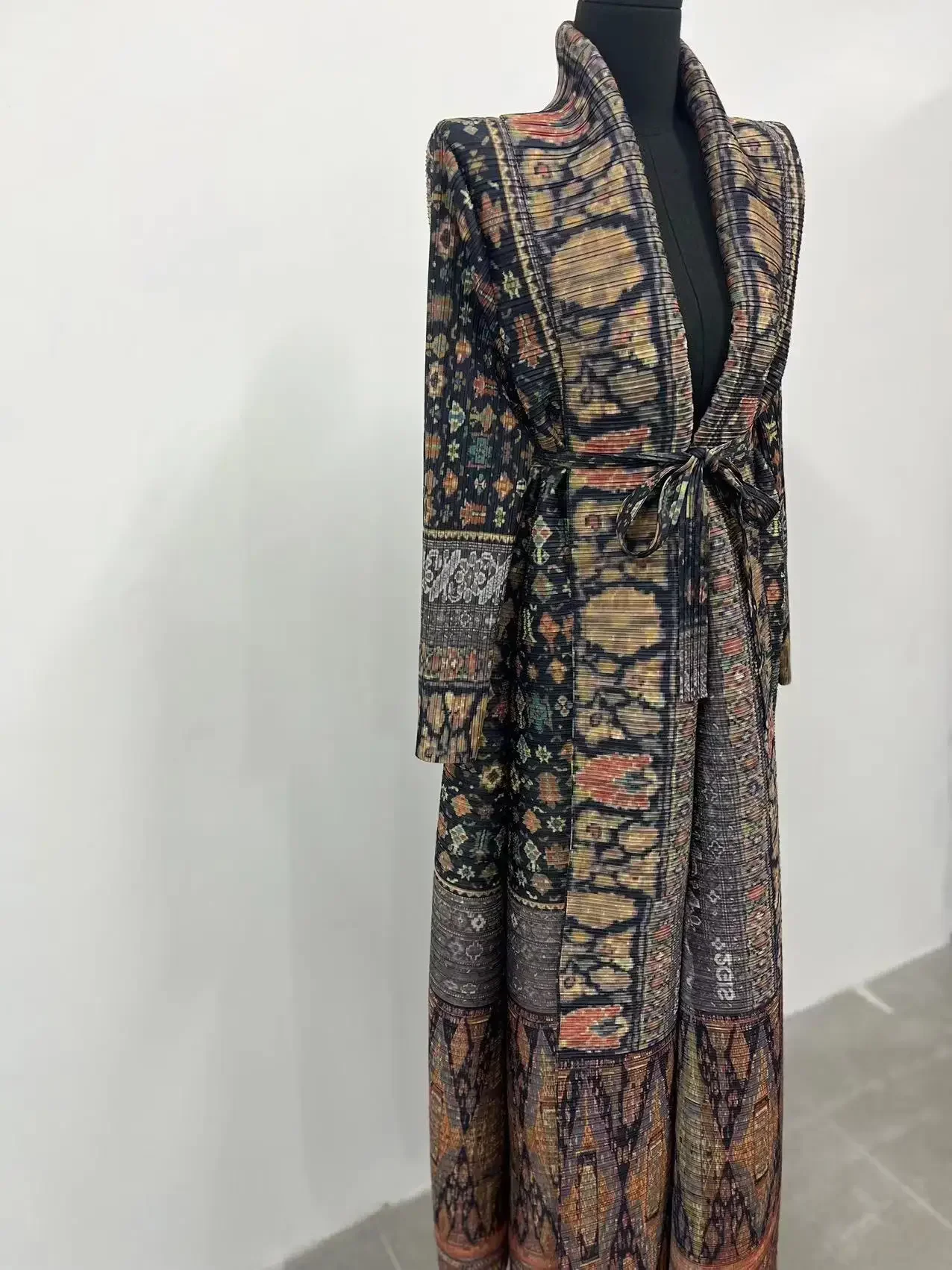 Miyake Pleated Print Foldable  - đánh giá và giá Trench Coat Formal